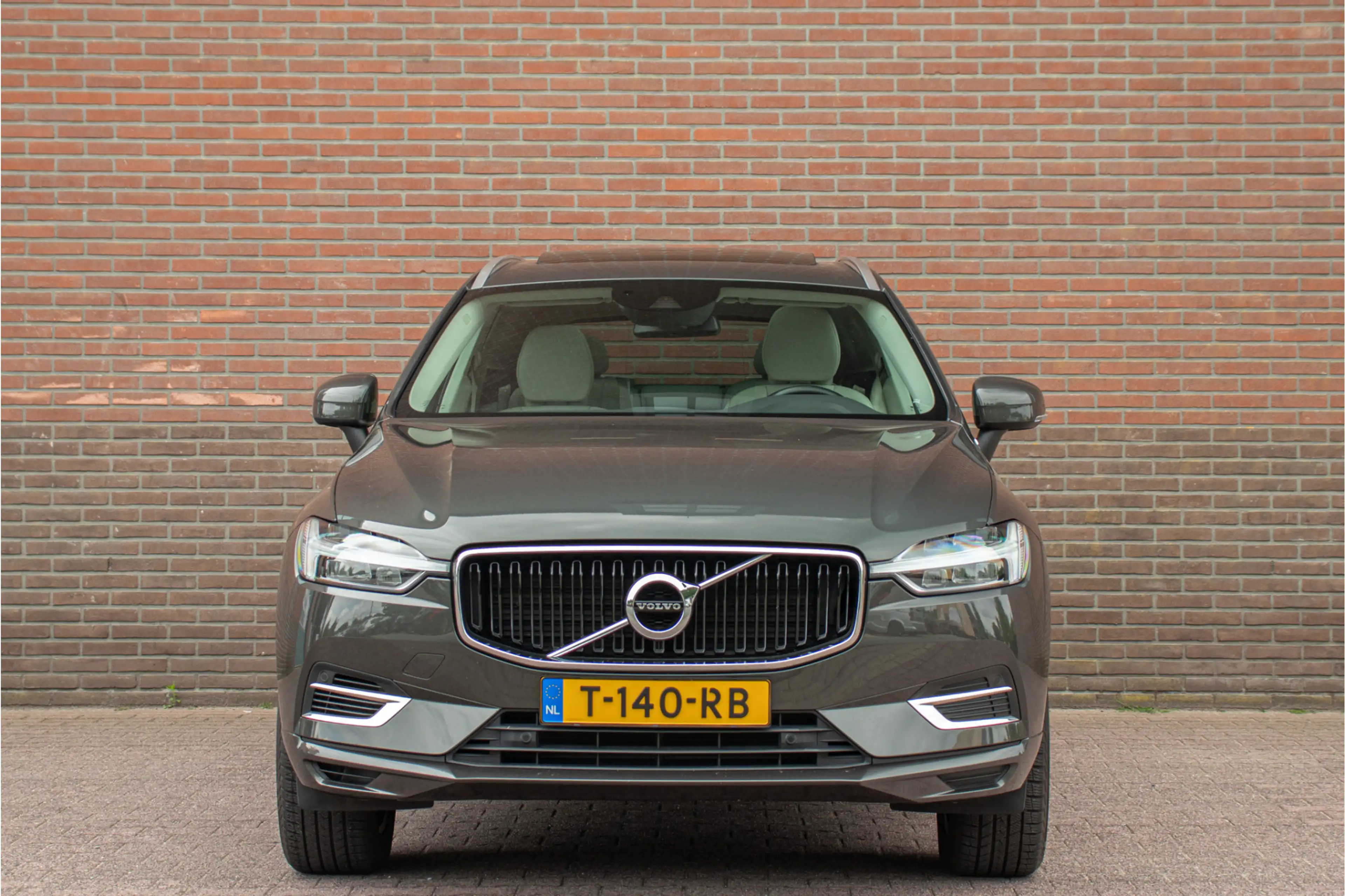 Volvo XC60 T8 Twin Engine AWD Momentum, Leder, Carplay, Trekh — photo 25