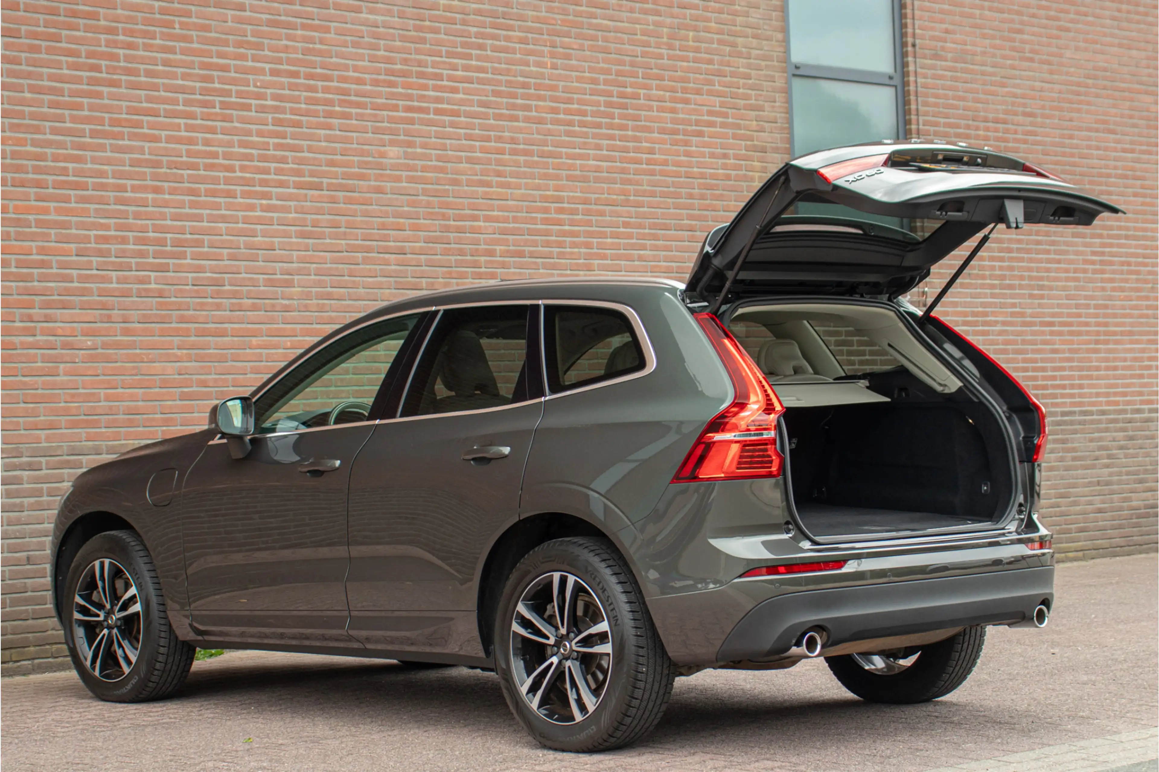 Volvo XC60 T8 Twin Engine AWD Momentum, Leder, Carplay, Trekh — photo 27