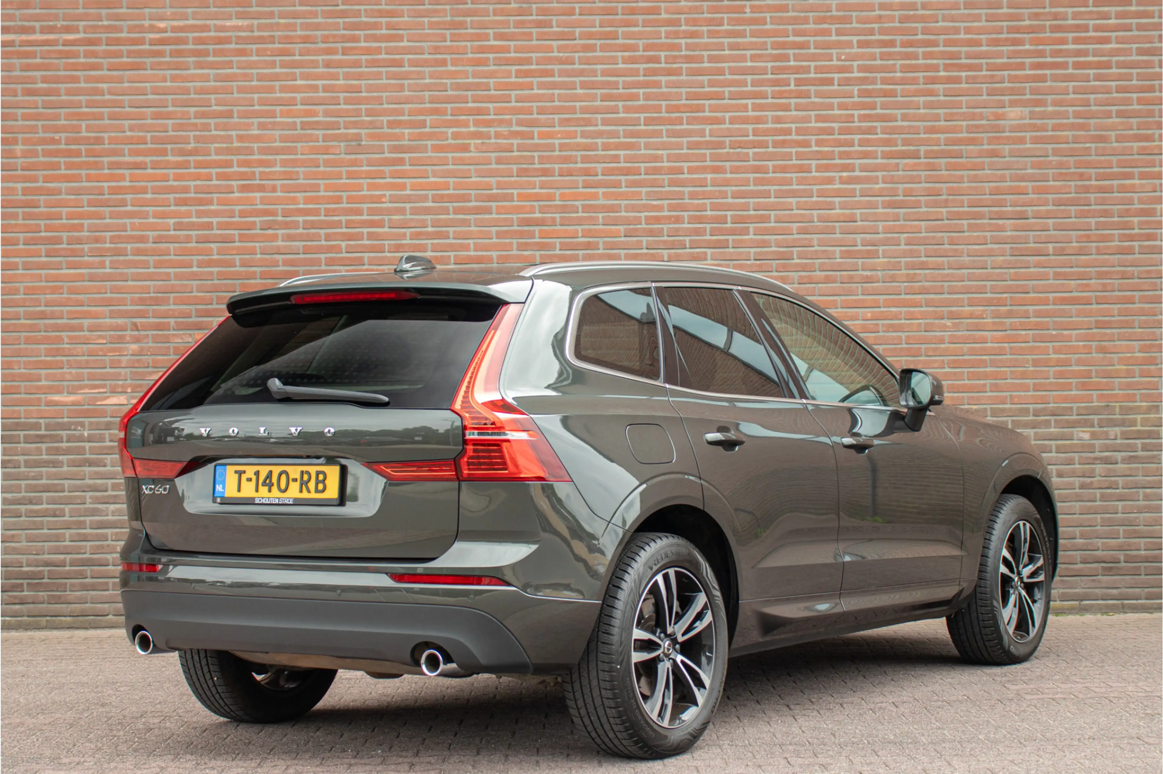 Volvo XC60 T8 Twin Engine AWD Momentum, Leder, Carplay, Trekh — photo 5