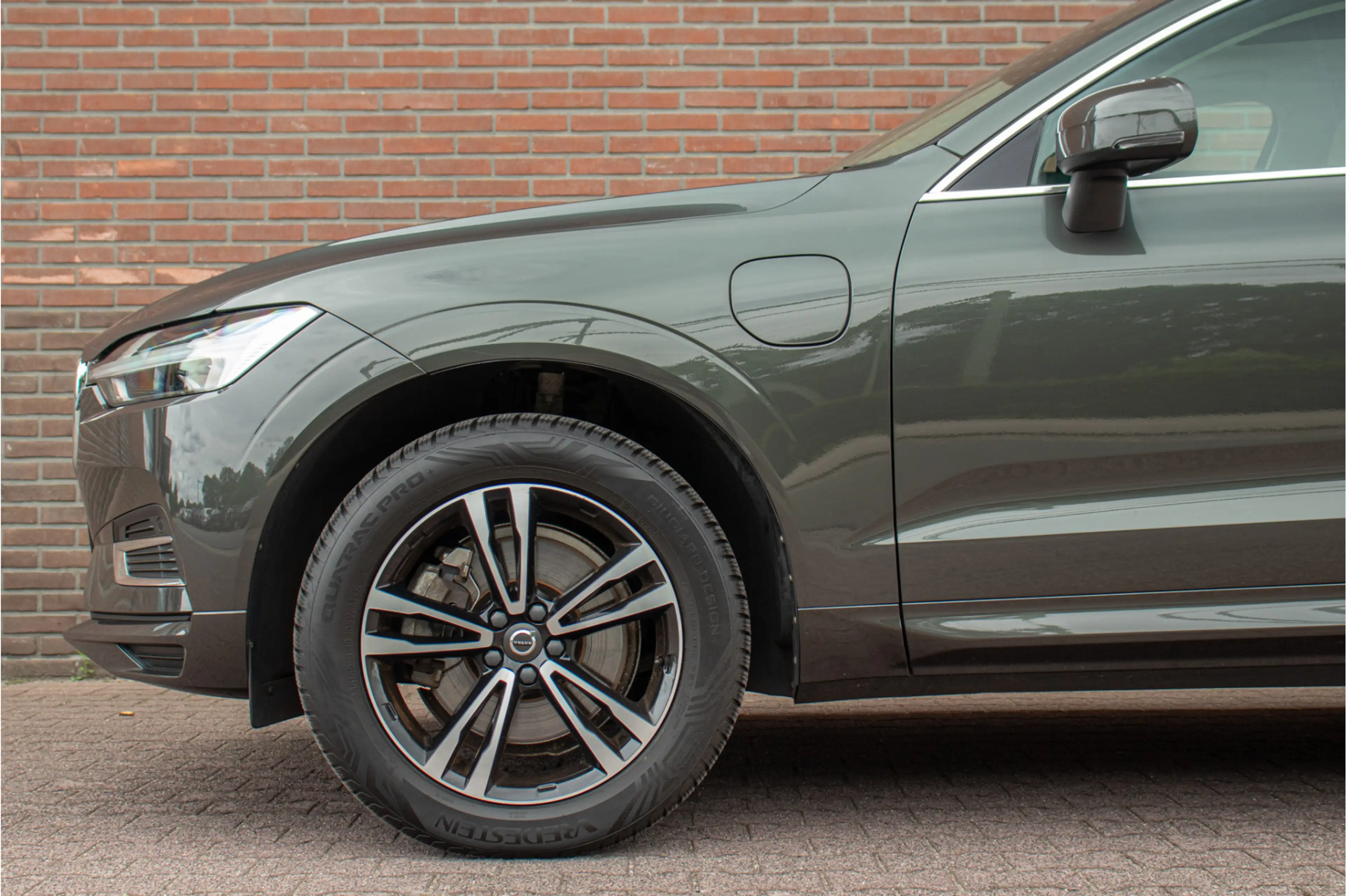 Volvo XC60 T8 Twin Engine AWD Momentum, Leder, Carplay, Trekh — photo 29