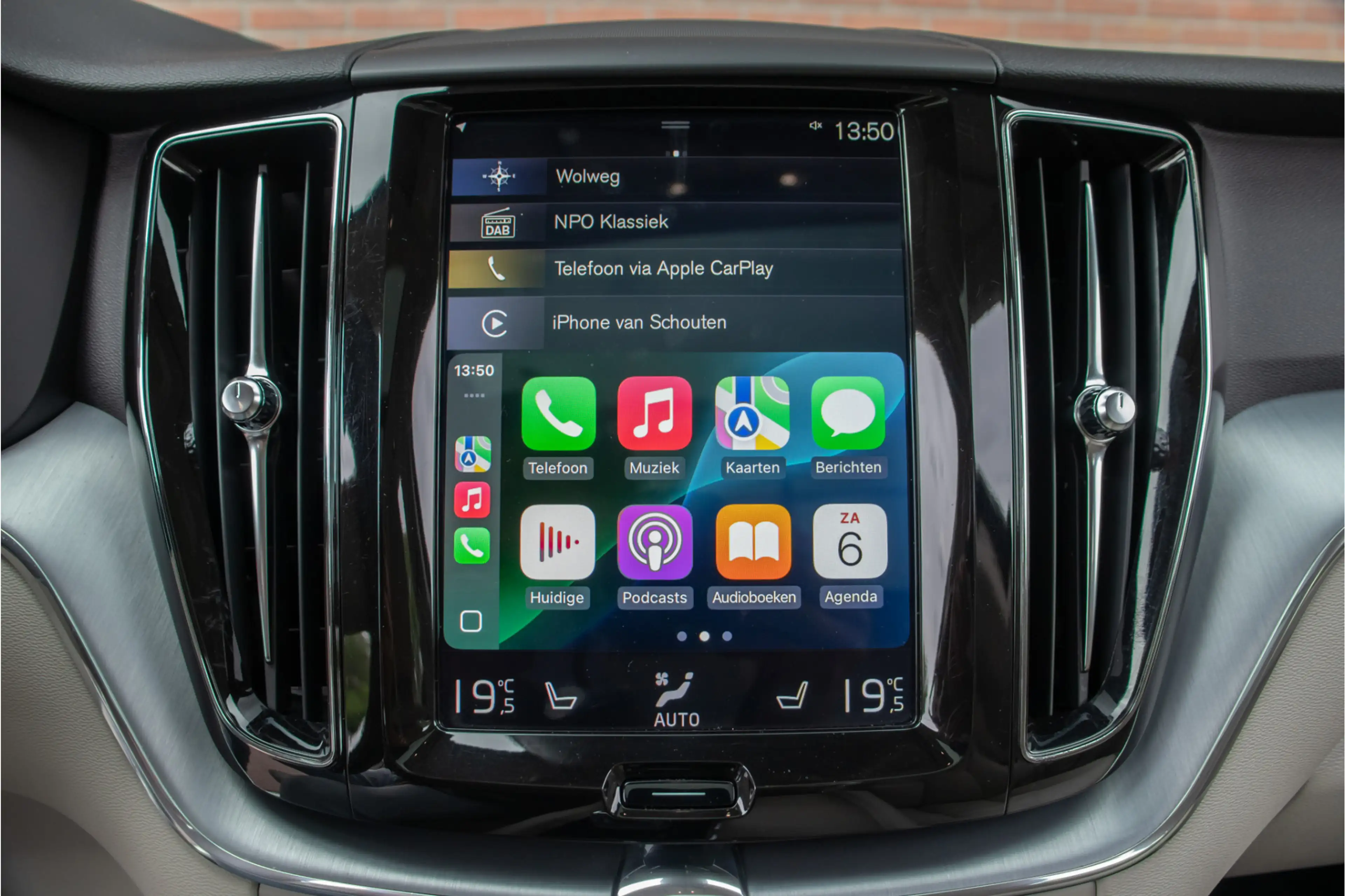 Volvo XC60 T8 Twin Engine AWD Momentum, Leder, Carplay, Trekh — photo 13
