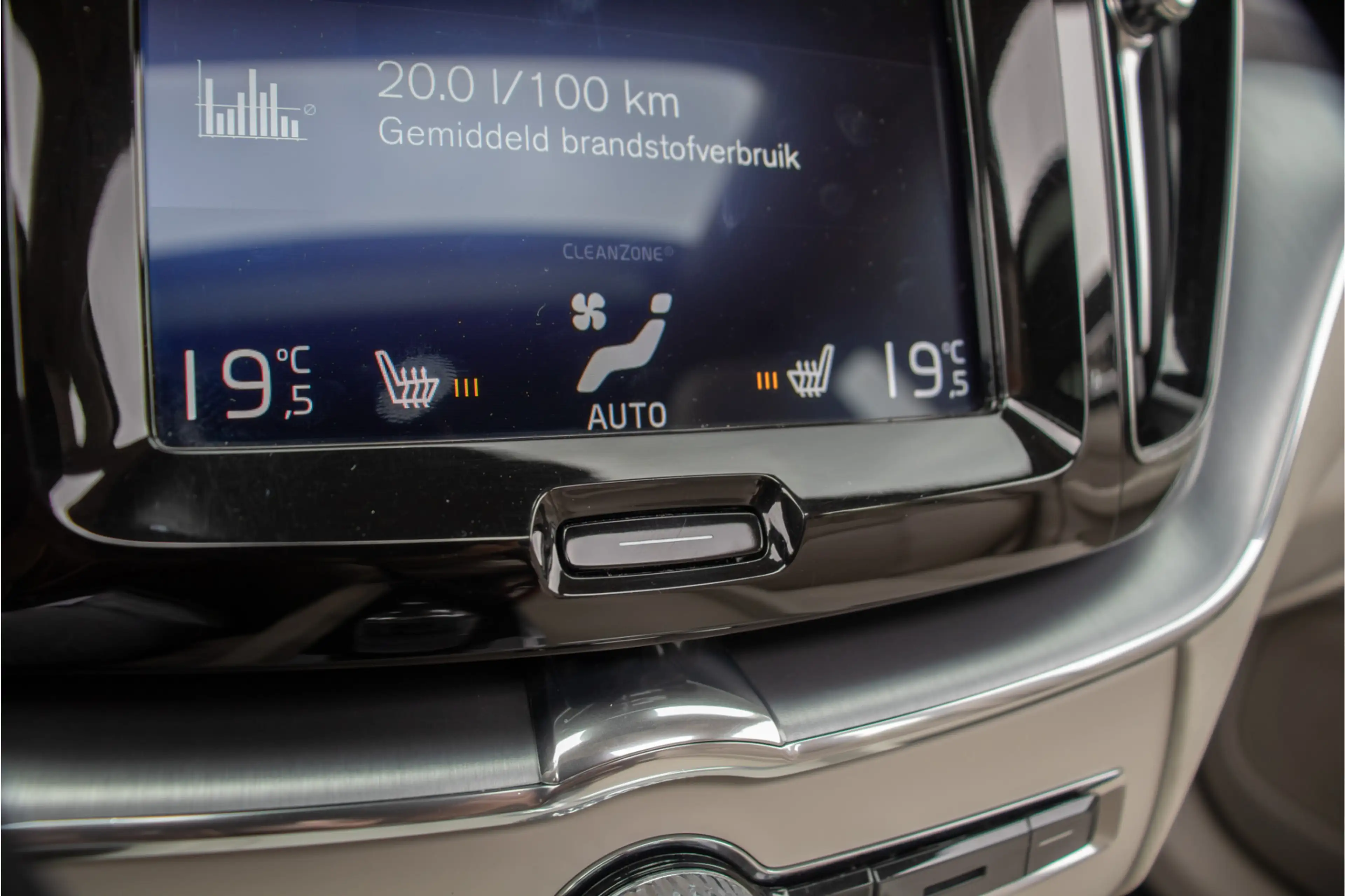Volvo XC60 T8 Twin Engine AWD Momentum, Leder, Carplay, Trekh — photo 14