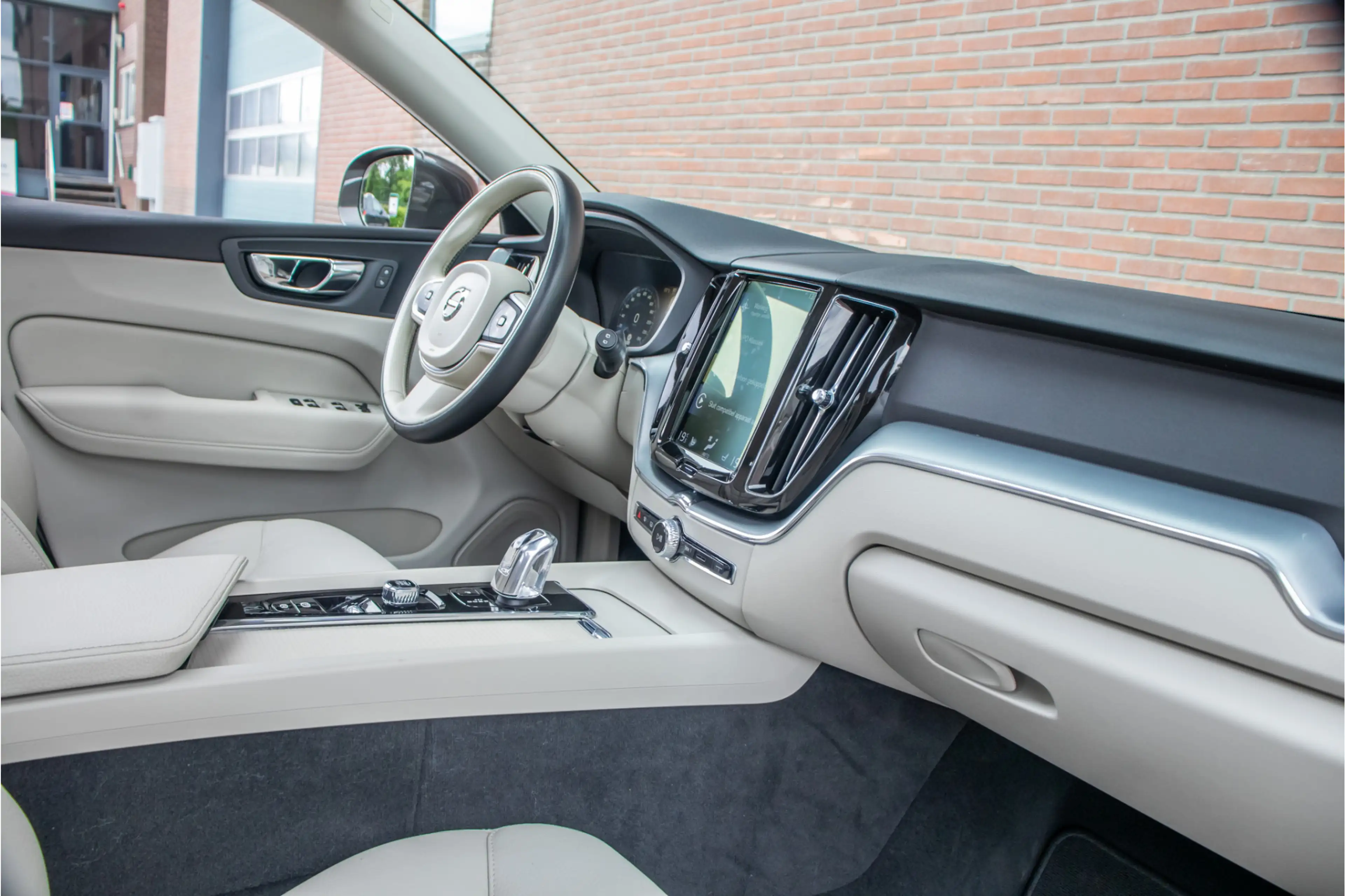 Volvo XC60 T8 Twin Engine AWD Momentum, Leder, Carplay, Trekh — photo 22