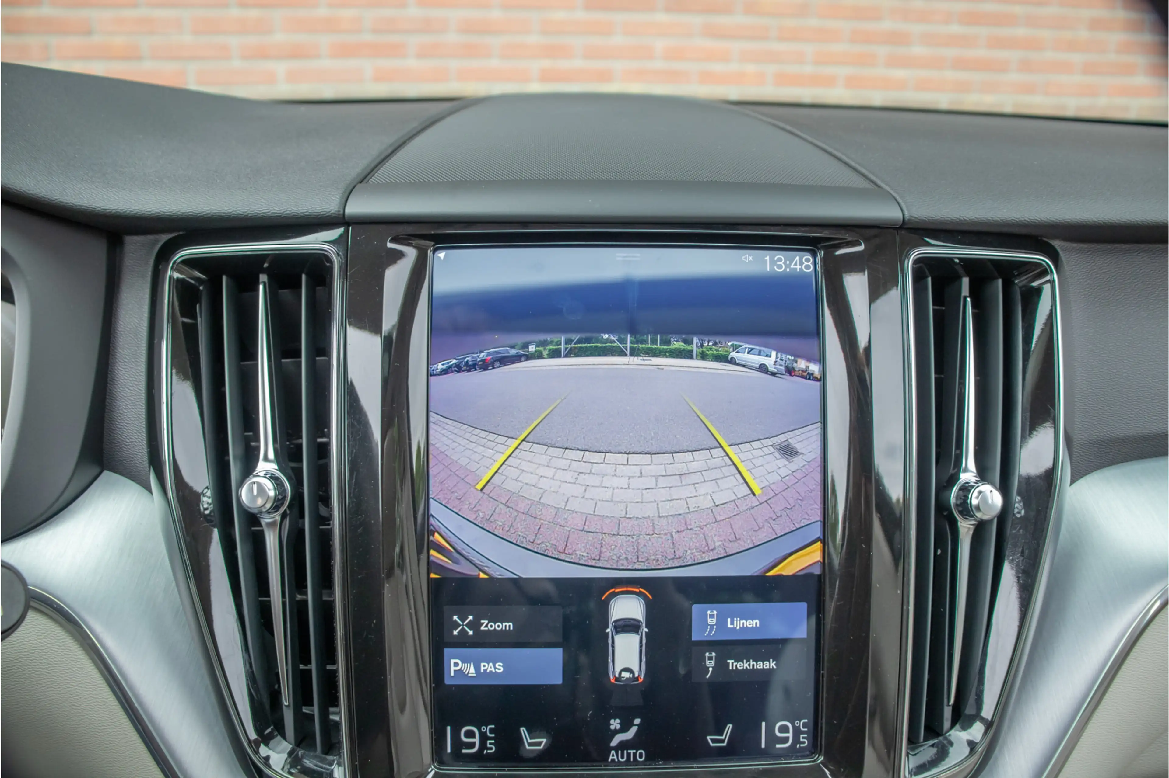 Volvo XC60 T8 Twin Engine AWD Momentum, Leder, Carplay, Trekh — photo 16