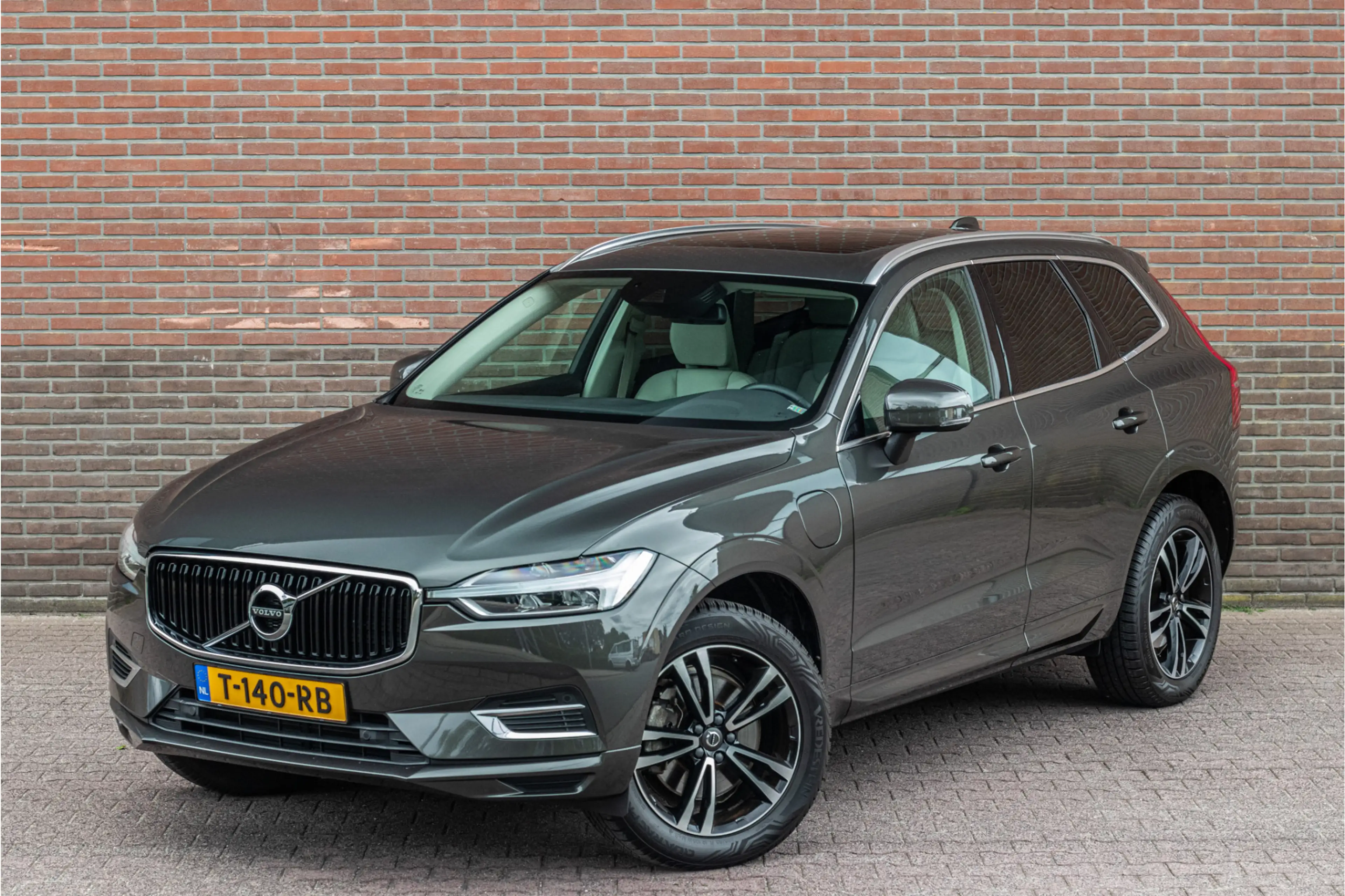 Volvo XC60 T8 Twin Engine AWD Momentum, Leder, Carplay, Trekh — photo 30