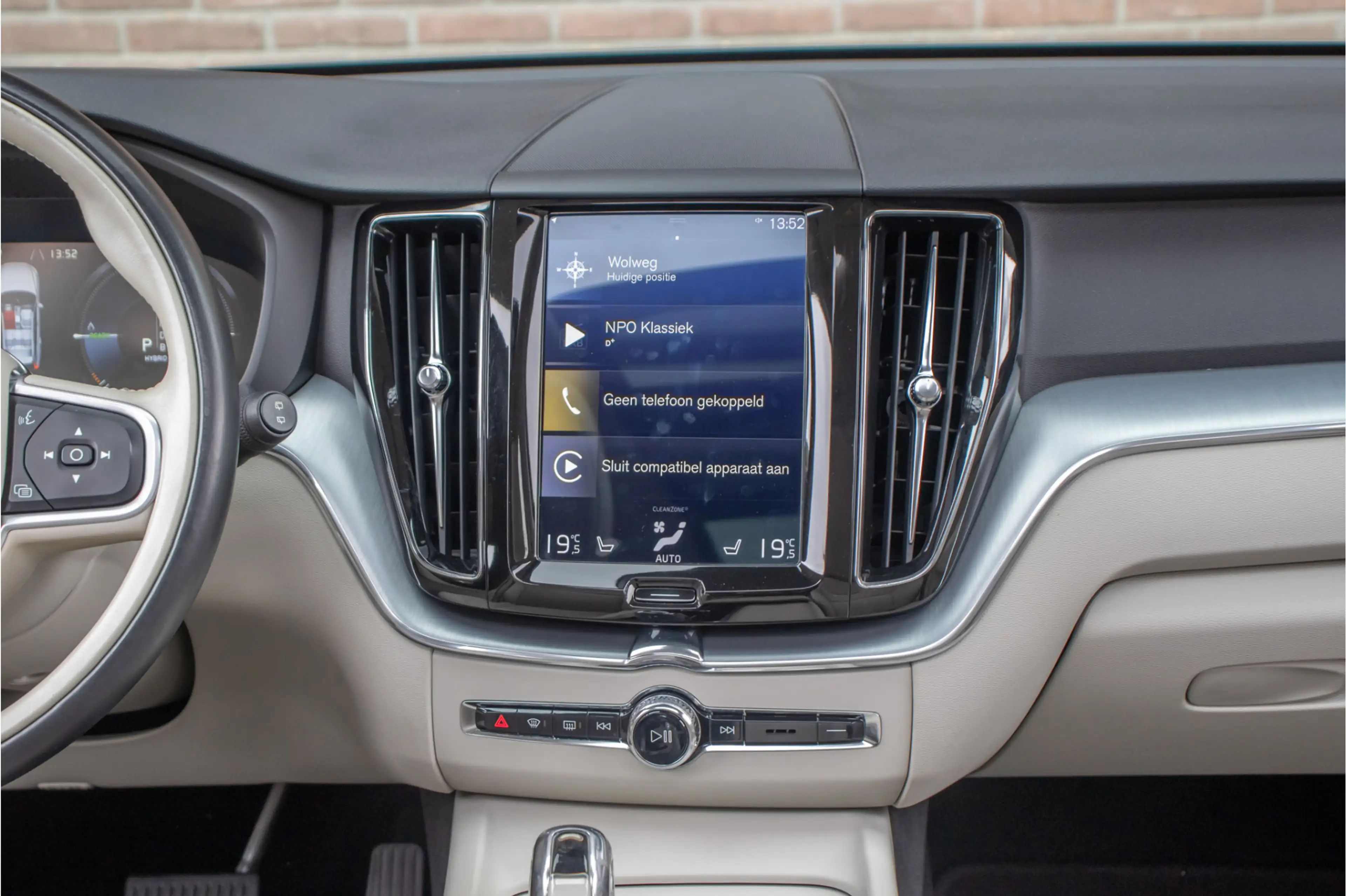 Volvo XC60 T8 Twin Engine AWD Momentum, Leder, Carplay, Trekh — photo 12