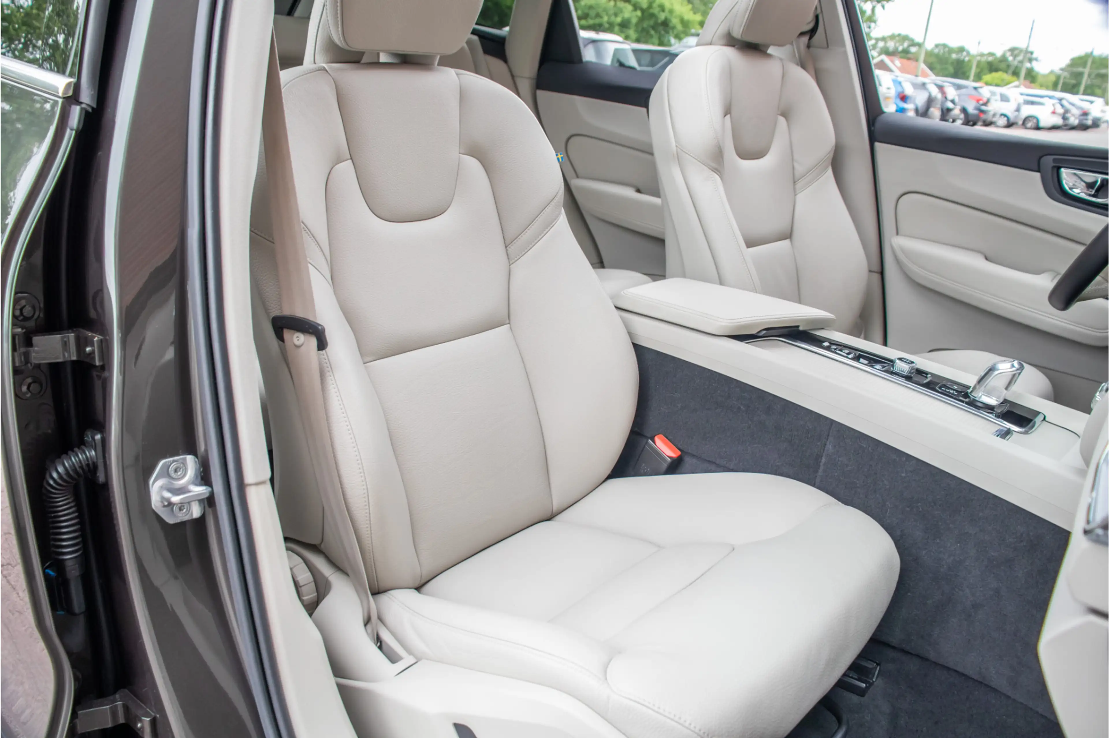 Volvo XC60 T8 Twin Engine AWD Momentum, Leder, Carplay, Trekh — photo 23