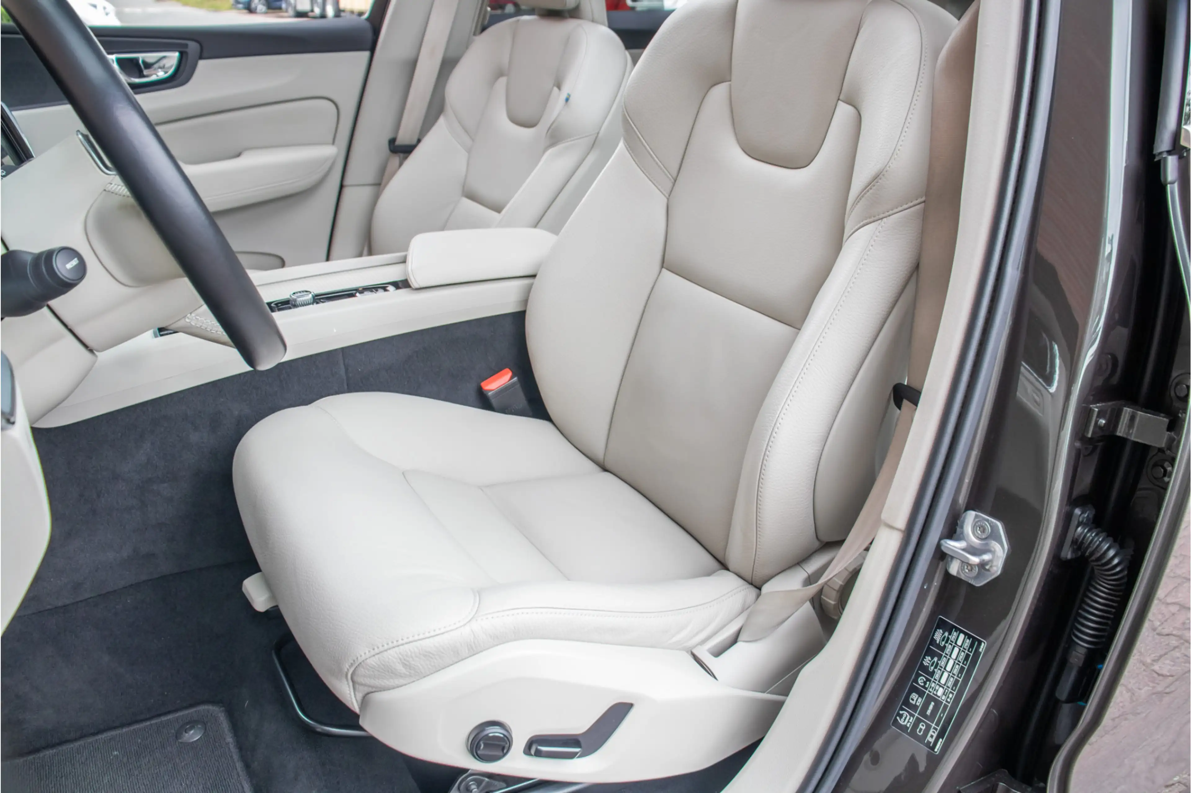 Volvo XC60 T8 Twin Engine AWD Momentum, Leder, Carplay, Trekh — photo 9