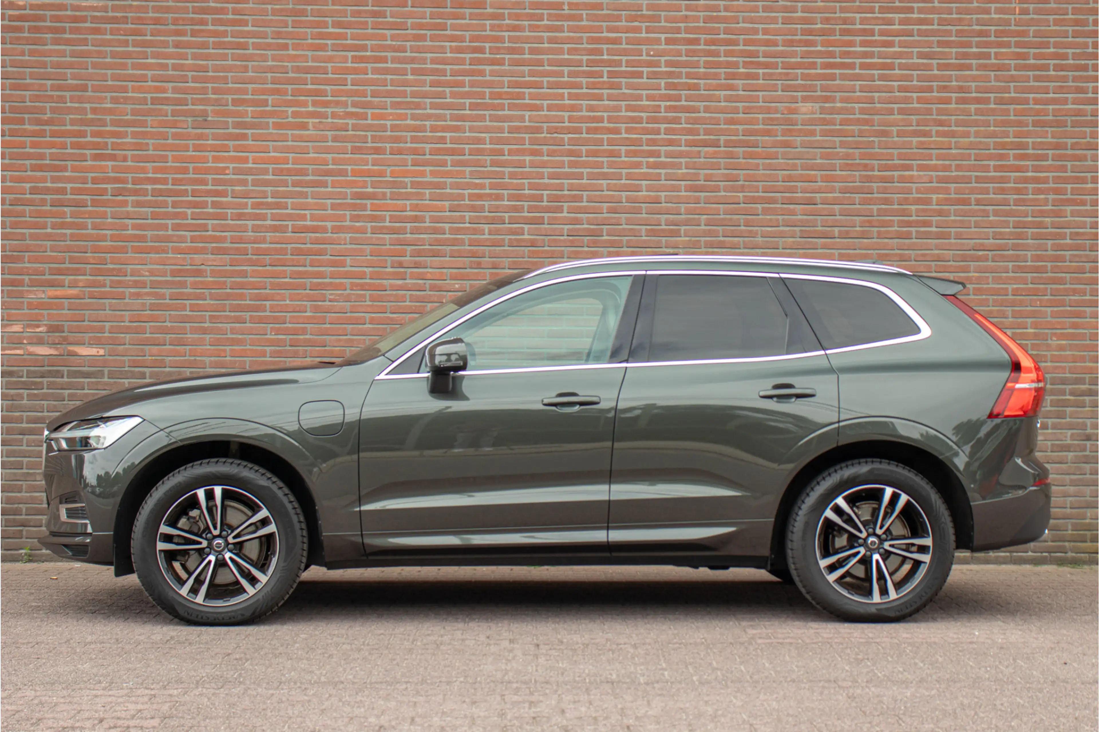 Volvo XC60 T8 Twin Engine AWD Momentum, Leder, Carplay, Trekh — photo 21