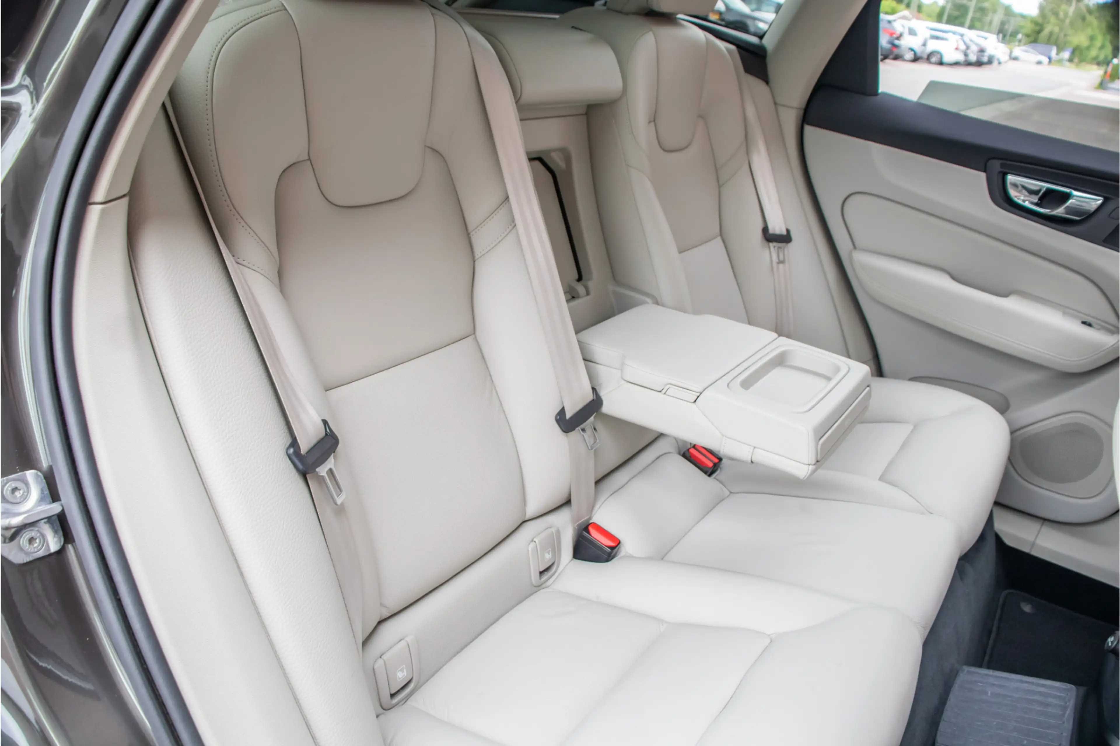 Volvo XC60 T8 Twin Engine AWD Momentum, Leder, Carplay, Trekh — photo 24