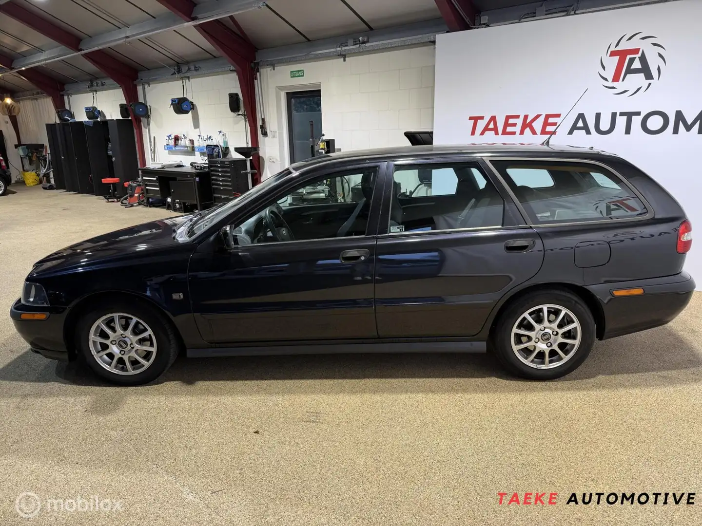 Volvo V40 1.8 Europa Nordic Automaat Zwart - 2