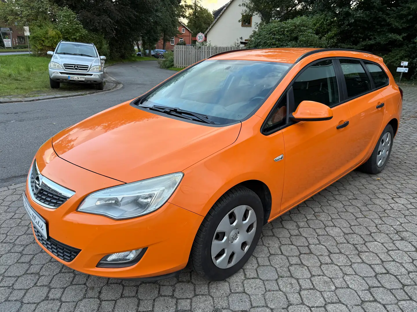 Opel Astra J Sports Tourer 1.4 Selection *nur 52 TKM*HU neu* Orange - 2