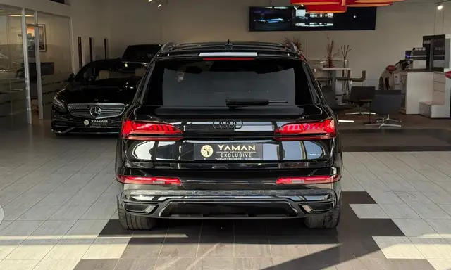 Audi Q7 view 8