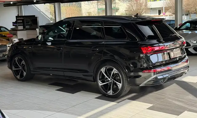 Audi Q7 view 9