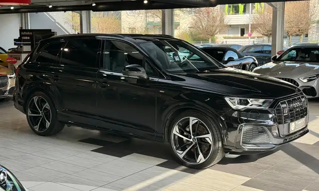 Audi Q7 view 5