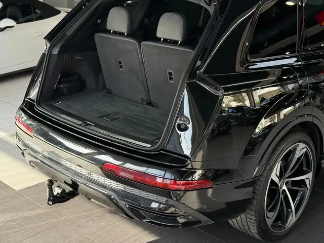 Audi Q7 view 7