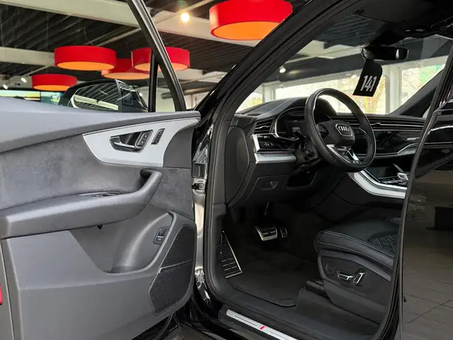 Audi Q7 view 10