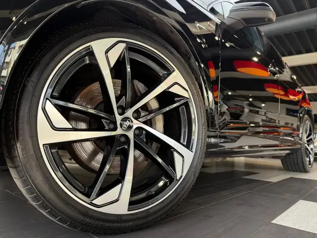 Audi Q7 view 3
