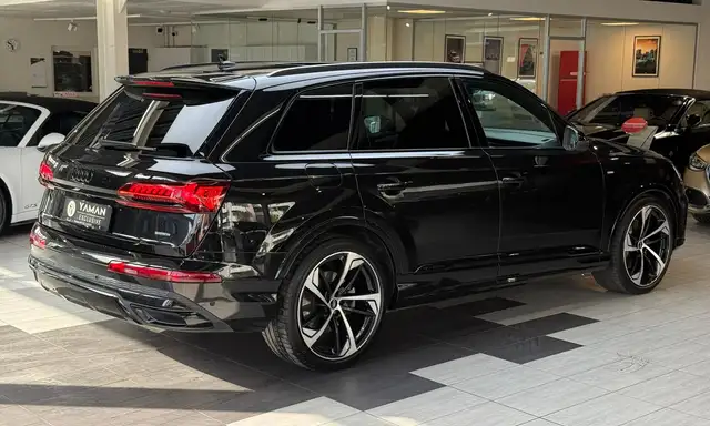Audi Q7 view 6