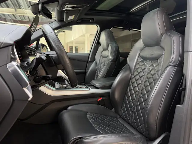 Audi Q7 view 11