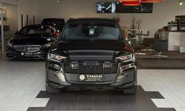 Audi Q7 view 4