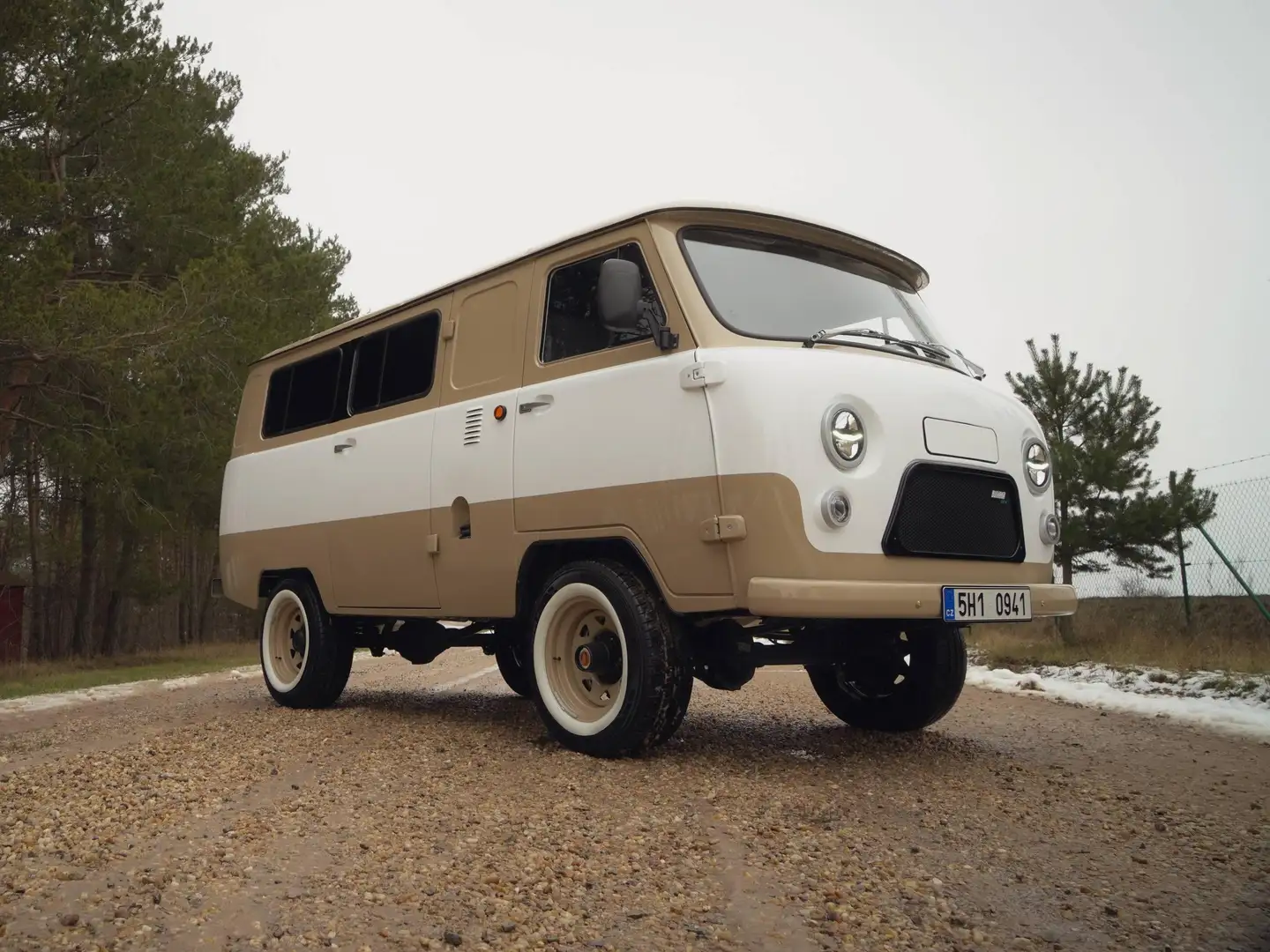 UAZ Buchanka 2206 /452 Weiß - 1