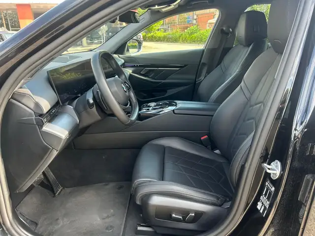 BMW 5 Series view 10