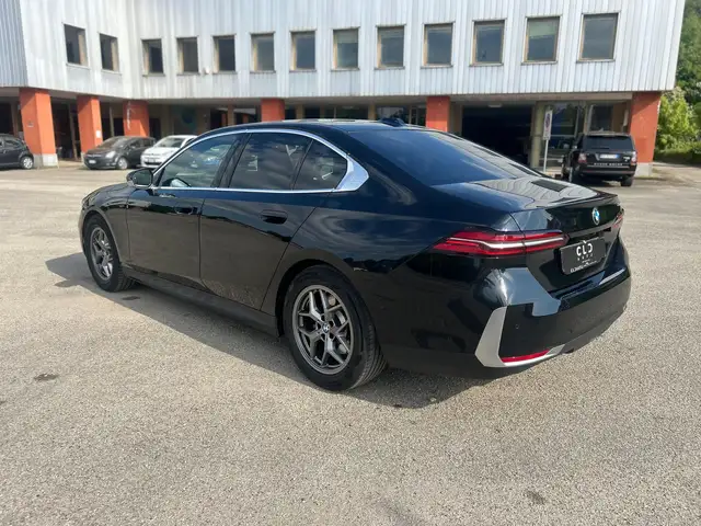 BMW 5 Series view 6