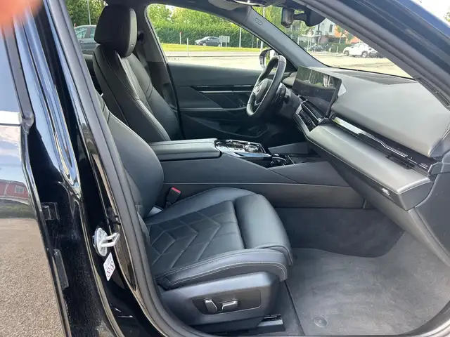 BMW 5 Series view 13