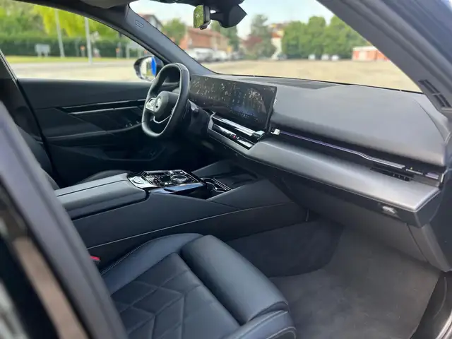 BMW 5 Series view 14