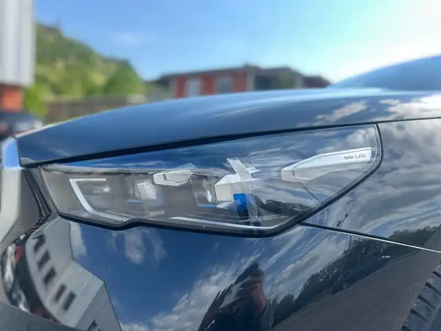 BMW 5 Series view 8