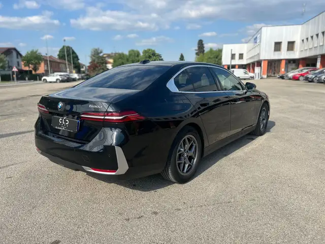 BMW 5 Series view 4