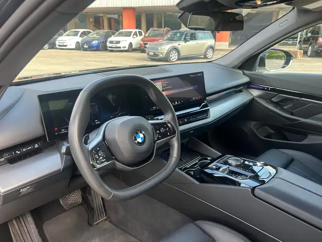 BMW 5 Series view 9
