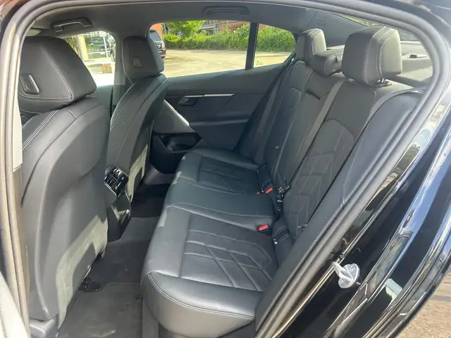 BMW 5 Series view 11