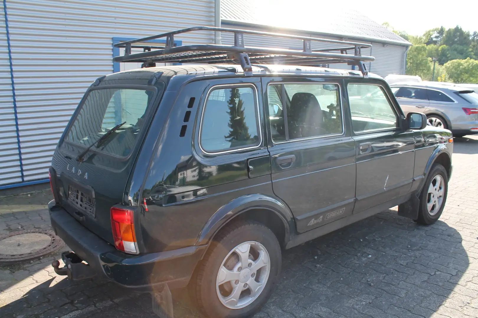 Lada Niva Taiga, 4x4 Urban, 4-türig, Anhängerkupplung Grün - 2