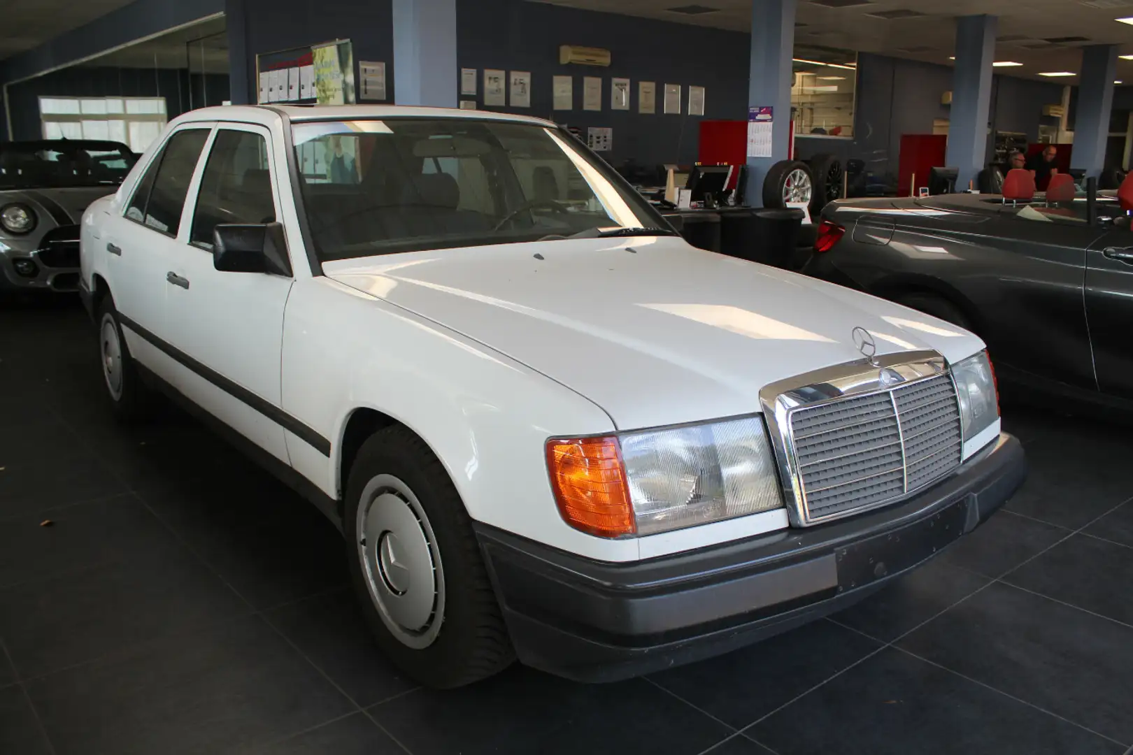 Mercedes-Benz 230 E H-Kenn./Doppel-Airbag/Rostfrei/Ungeschweißt Wit - 1