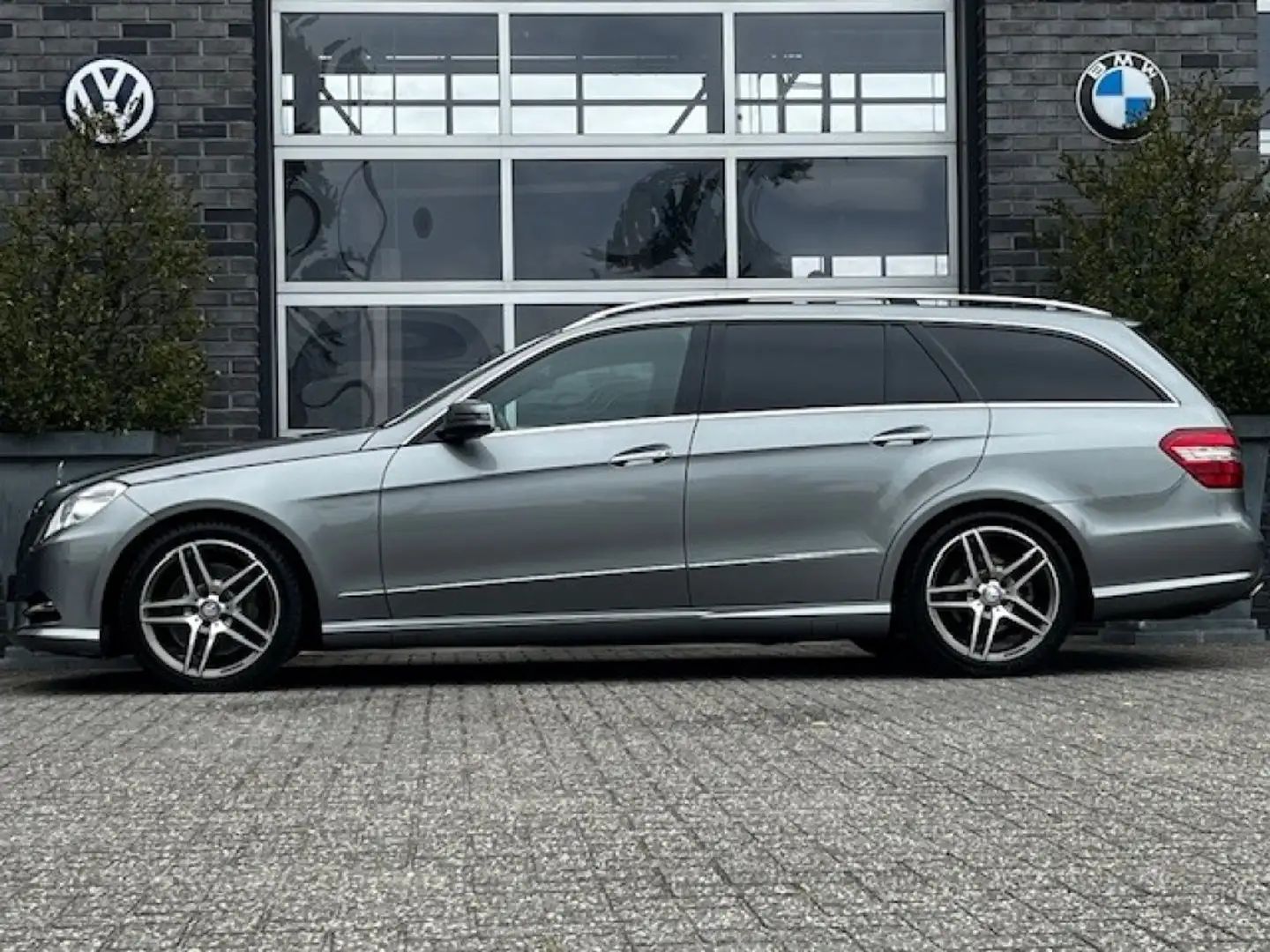 Mercedes-Benz E 350 350CDI ESTATE AUT. - AMG PAKKET - 7-ZITS - PANO - Grijs - 2