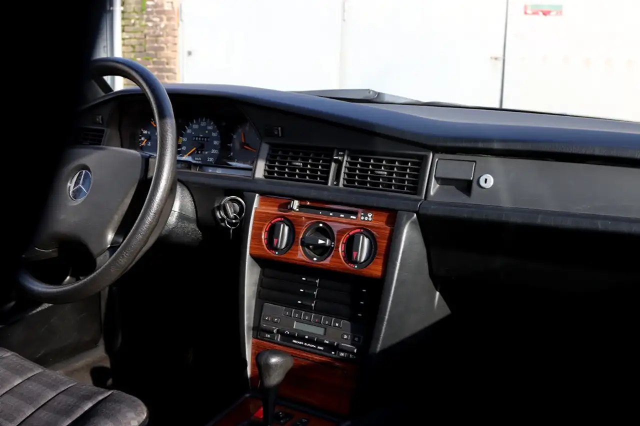 Mercedes-Benz 190 1.8 E Automatic 269 Pictures online, foto 7