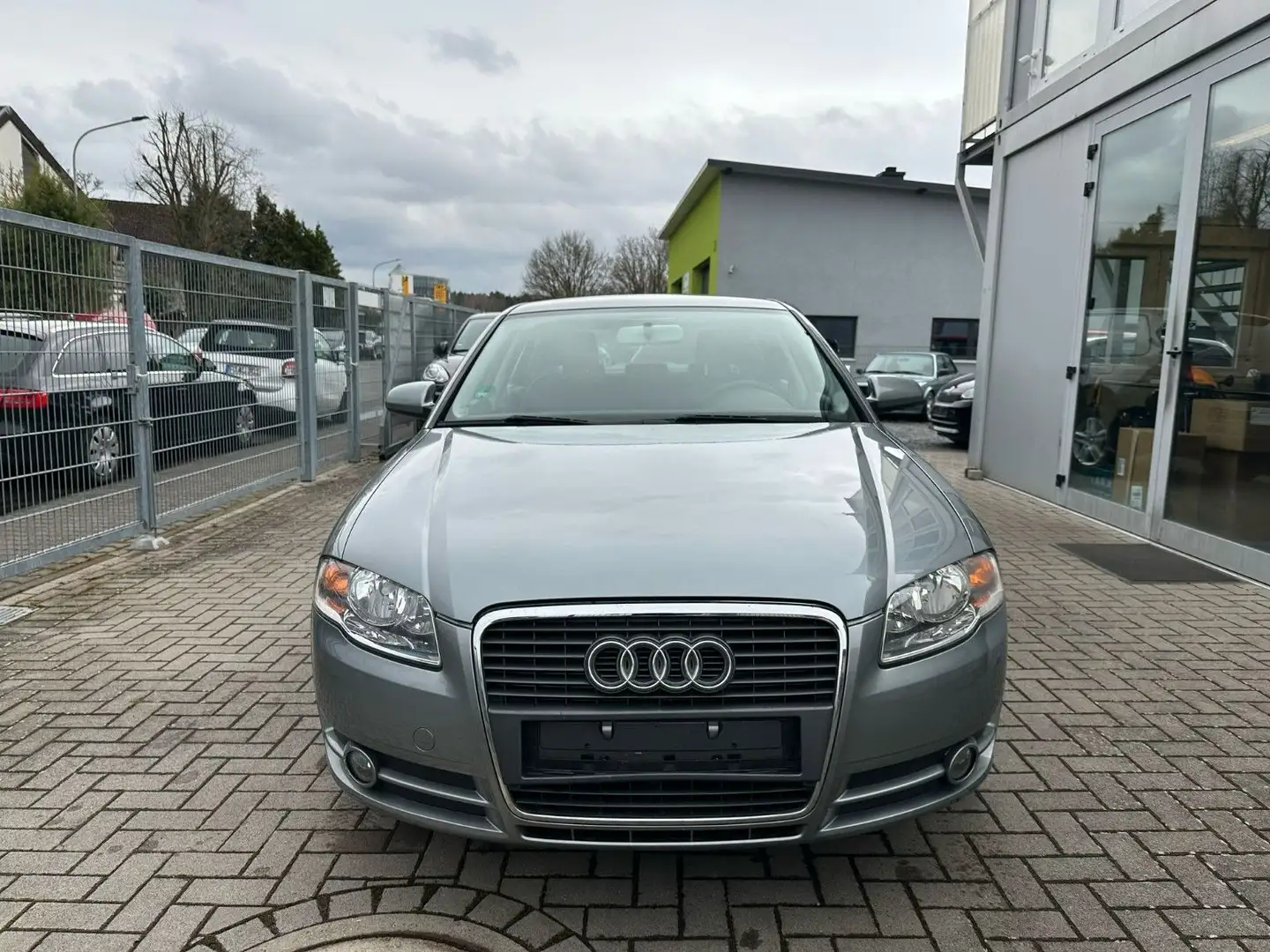 Audi A4 Lim. 2.0 Grau - 2