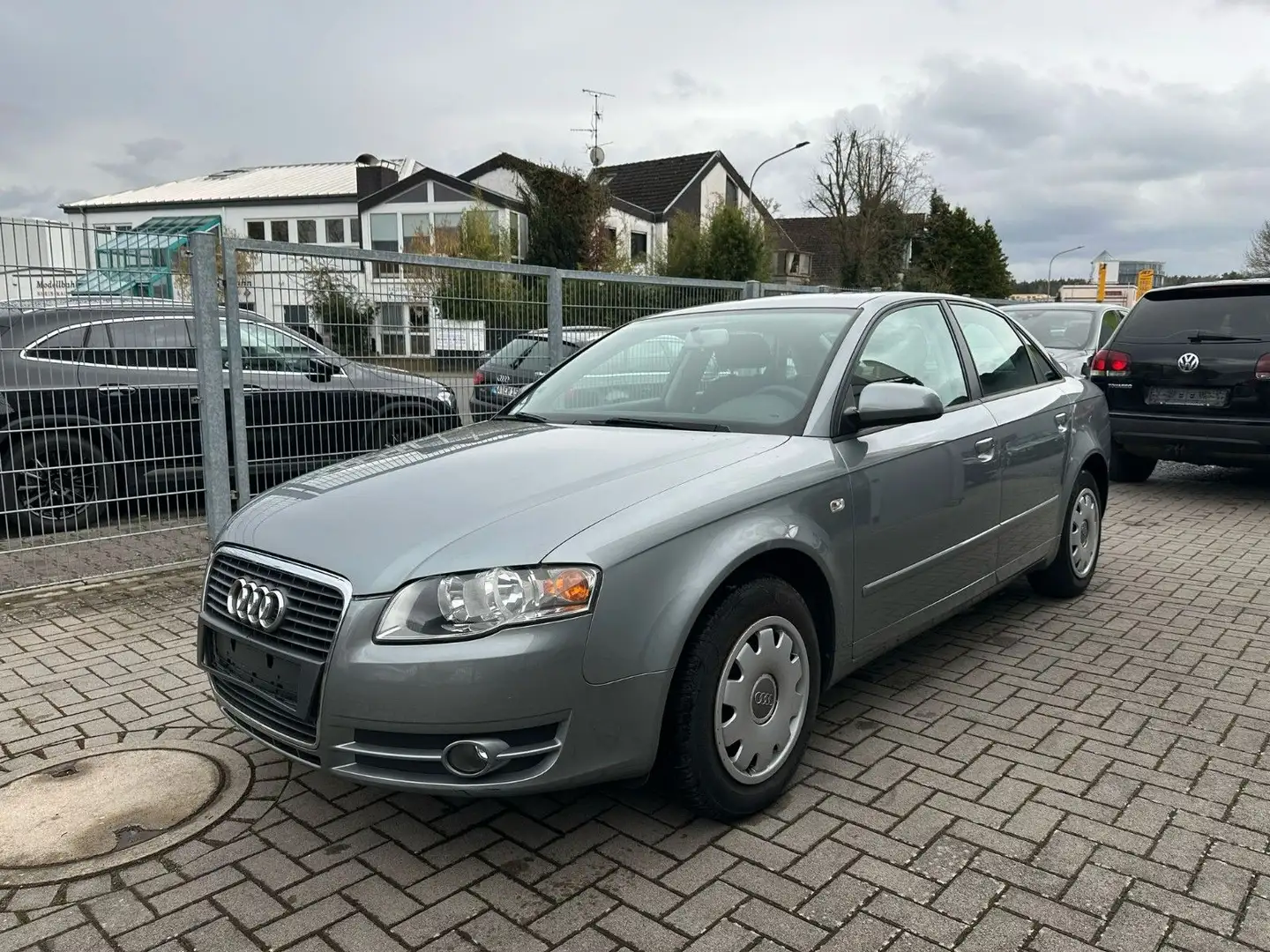 Audi A4 Lim. 2.0 Grau - 1