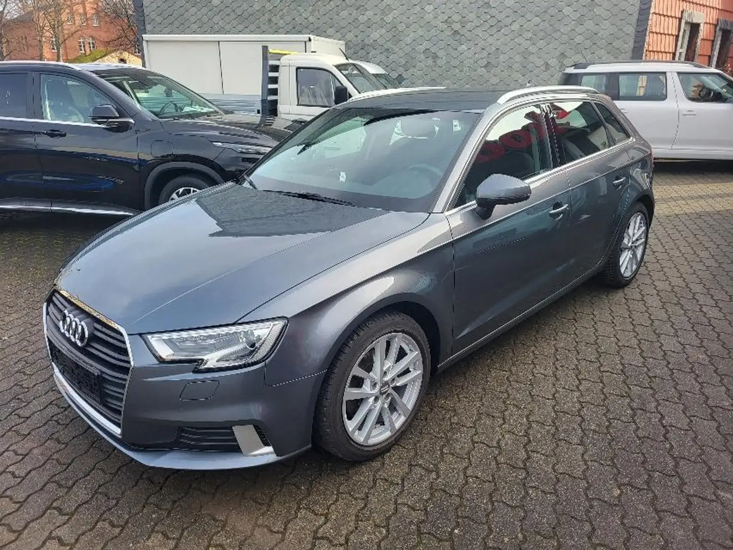 Audi A3 30 TFSI Sportback S tronic SPORT+XENON+1.HAND Grau - 2