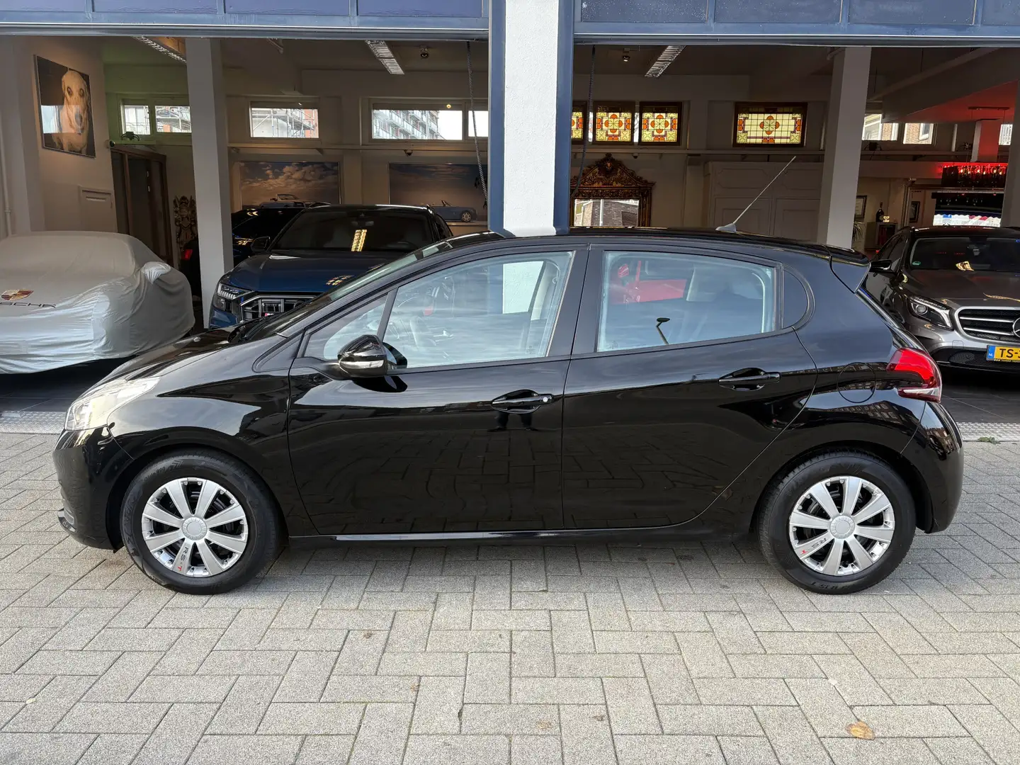 Peugeot 208 1.2 PureTech Active NAVI/AIRCO/TELEFOON/CRUISE Zwart - 2