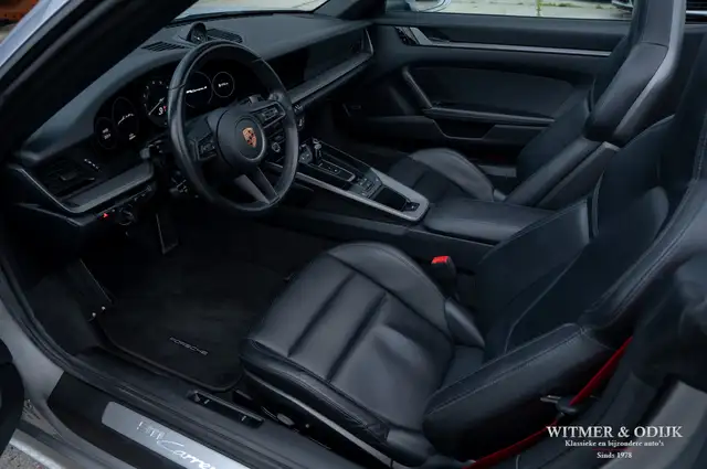 Porsche 911 view 3