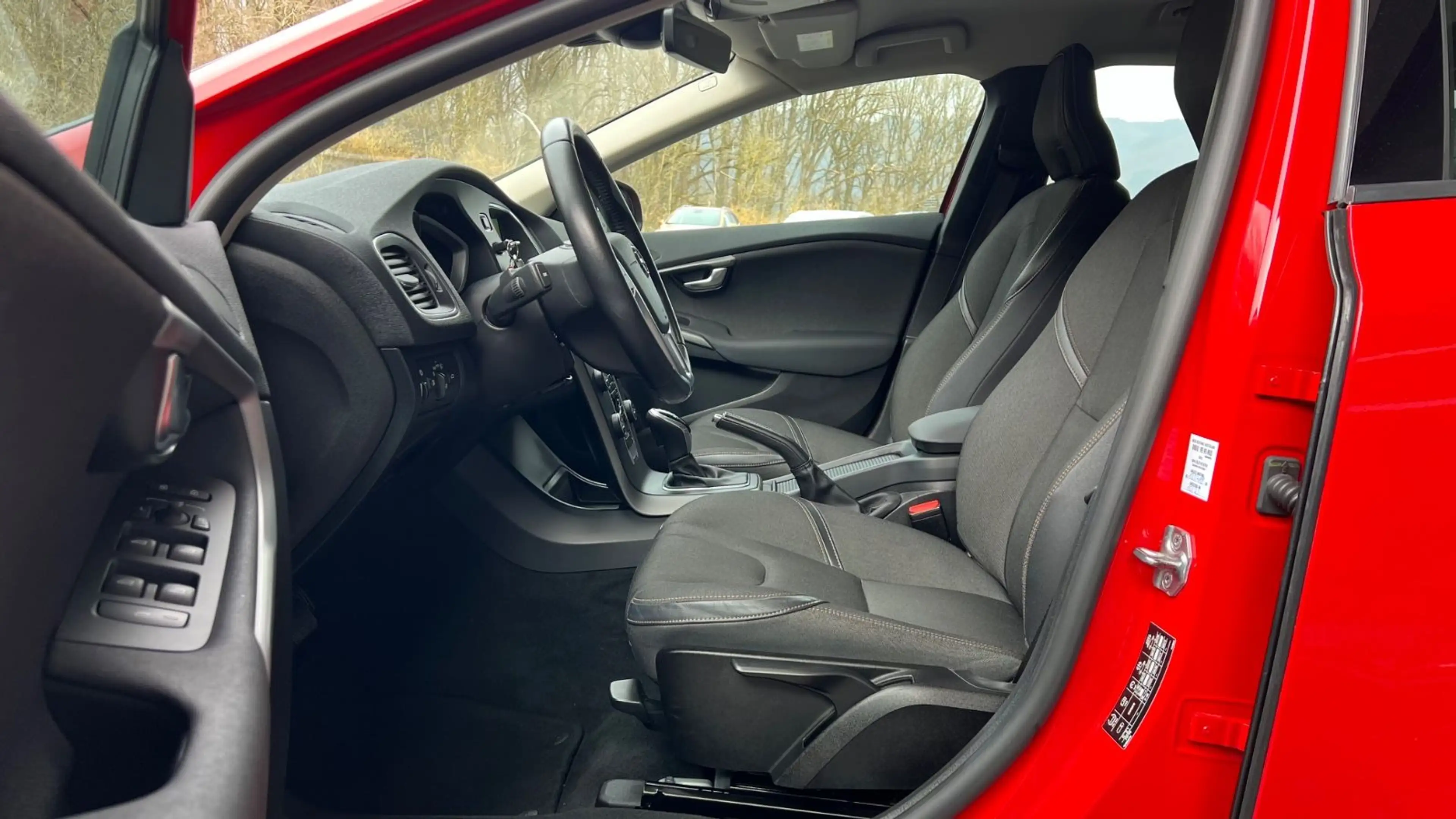 Volvo V40 Cross Country Momentum AWD Automatik — photo 14