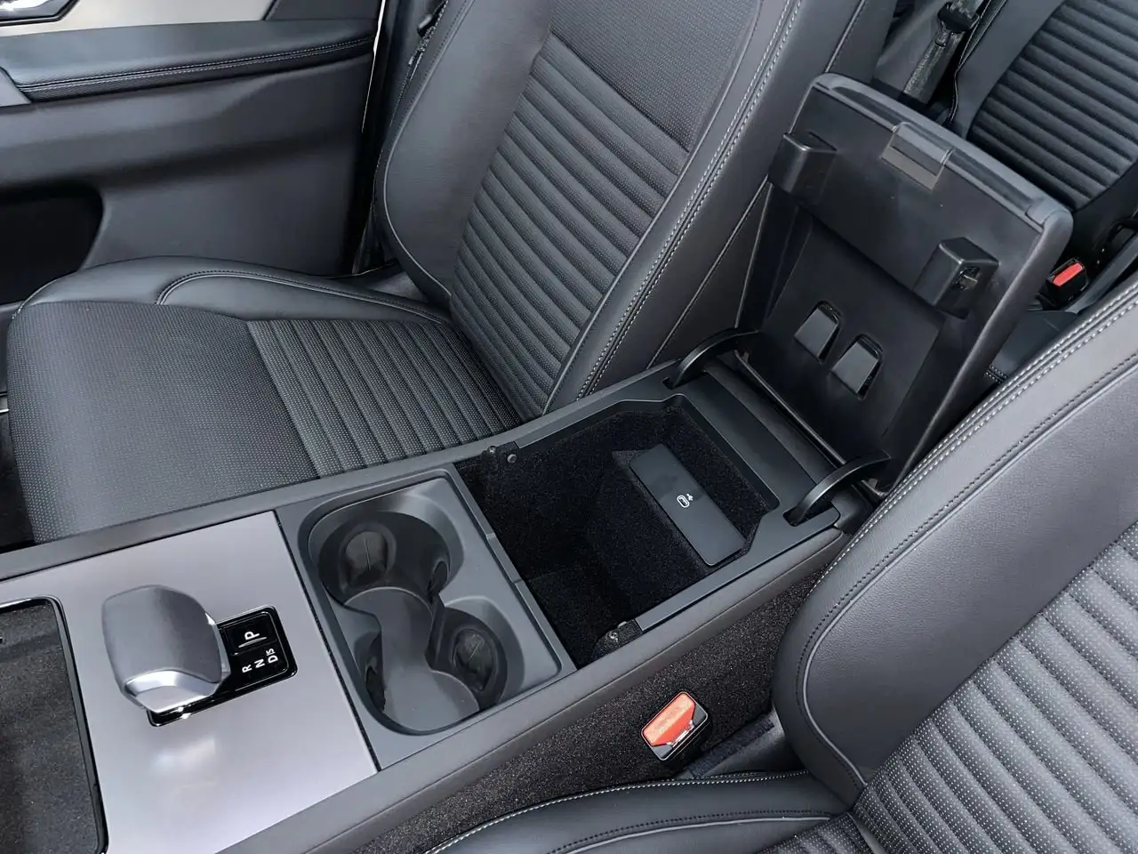 Land Rover Discovery Sport снимка Land Rover Discovery Sport