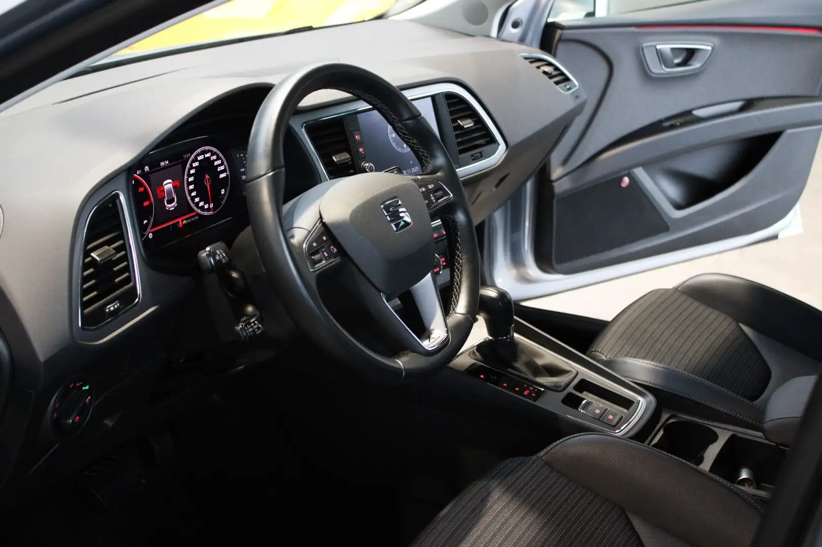 SEAT Leon LEON SPORTS TOURER DSG + XCELLENCE/BEATS/VIRTUAL Silber - 2