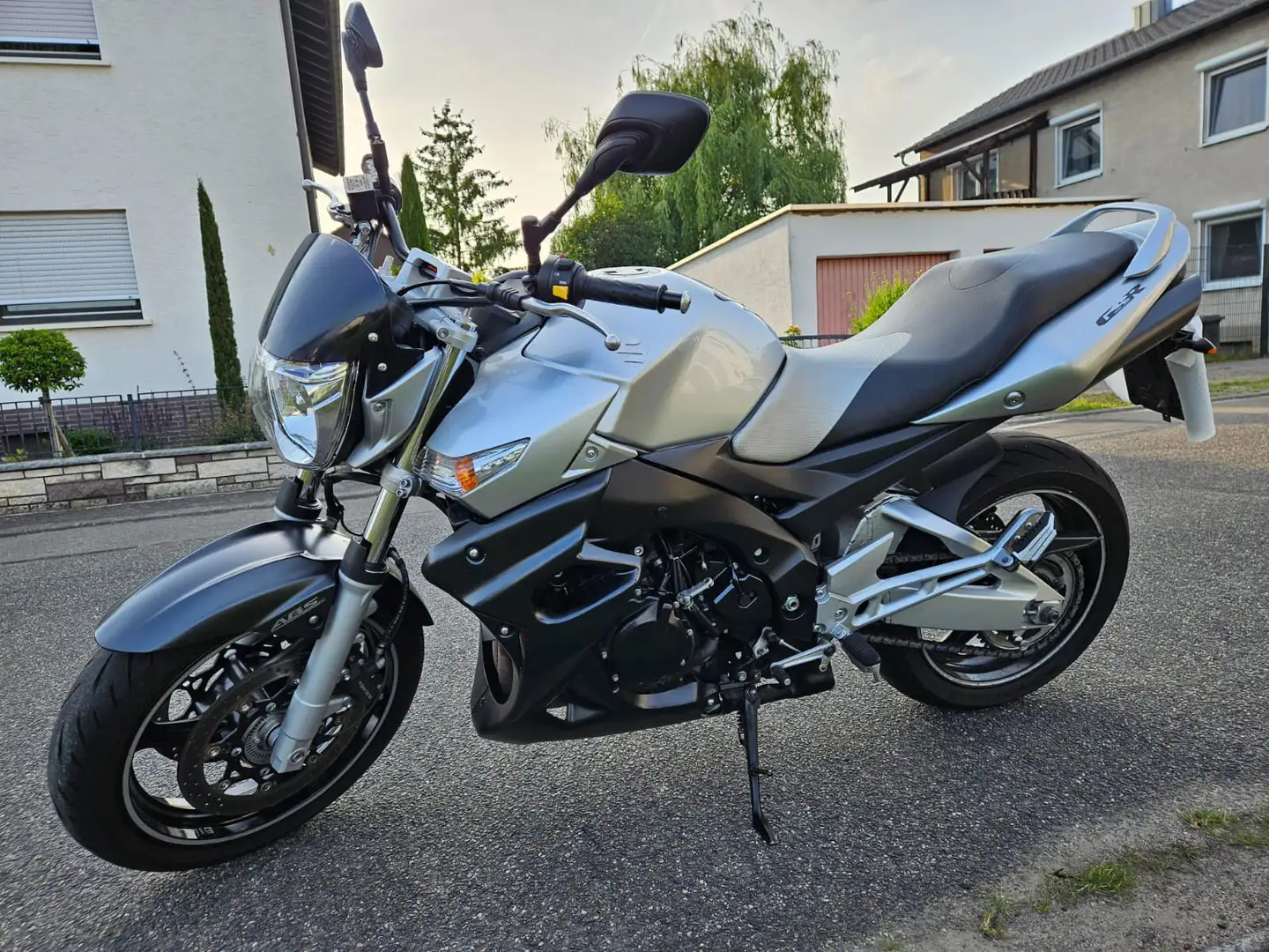 Suzuki GSR 600 Srebrny - 1