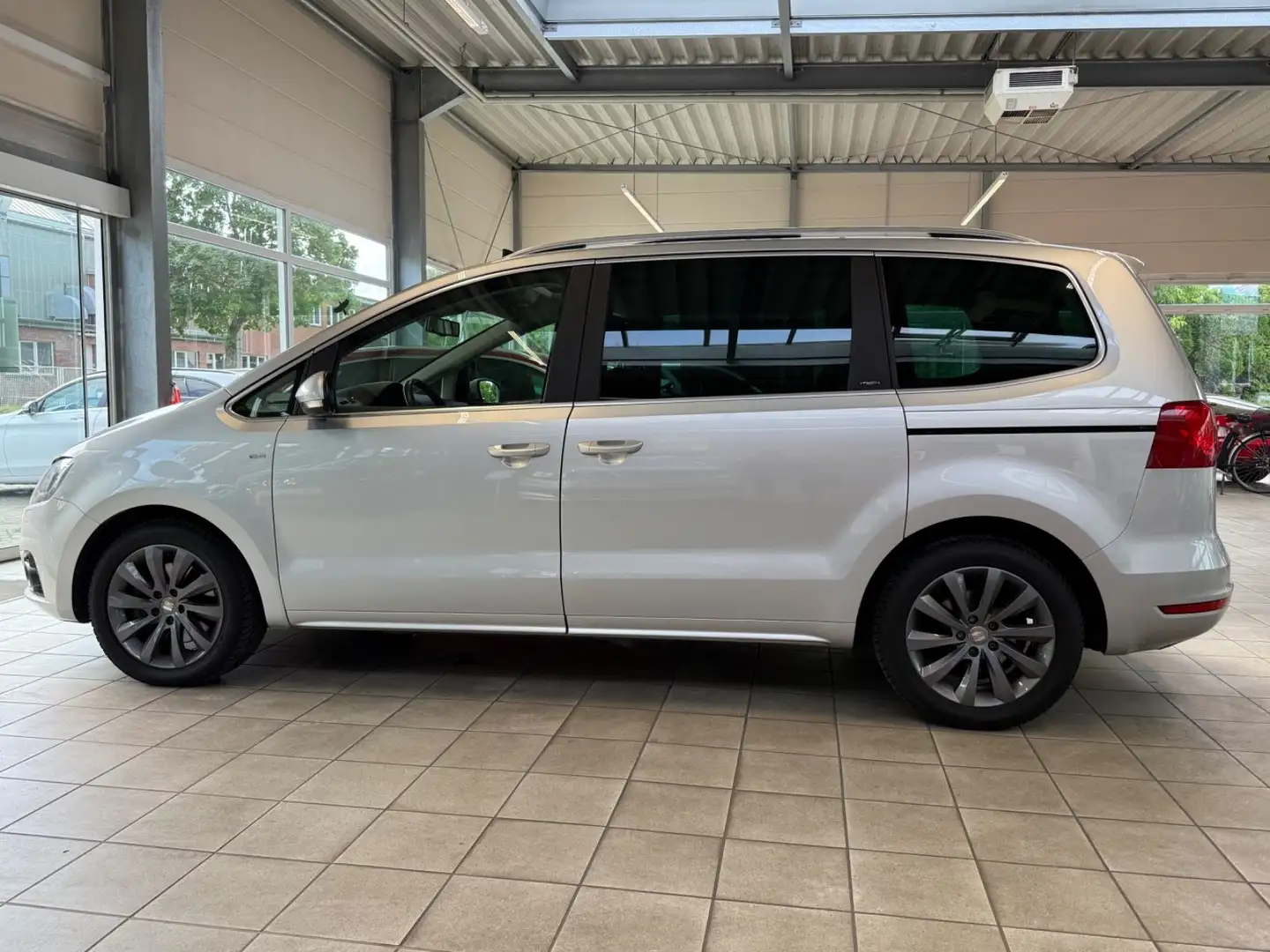 SEAT Alhambra 2.0 TDI i-Tech S&S/R-Cam/Pano/AHK/BI-Xe Silber - 2