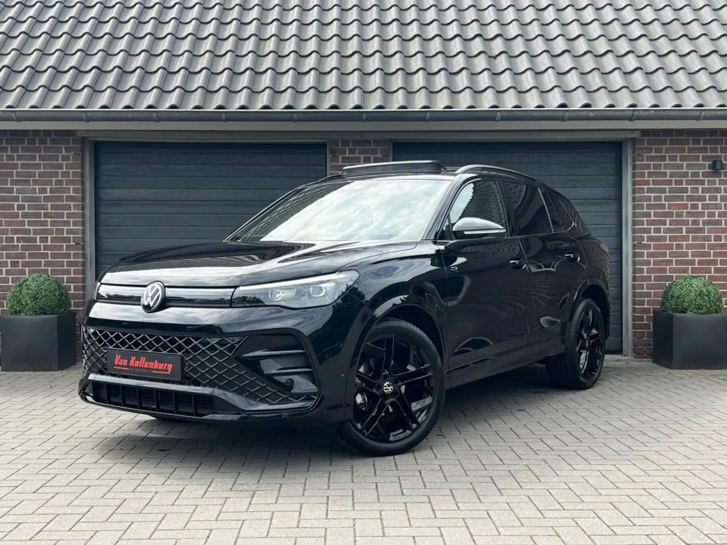 Volkswagen Tiguan 1.5 eTSI DSG R-Line Pano Blackstyle Trekhaak IQ Noir - 1