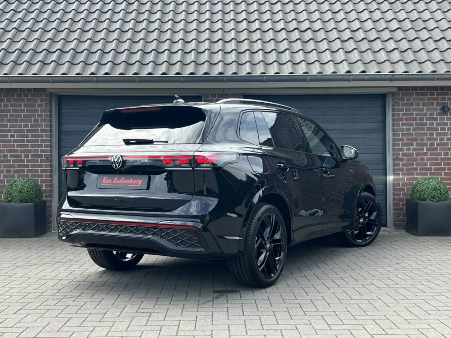 Volkswagen Tiguan 1.5 eTSI DSG R-Line Pano Blackstyle Trekhaak IQ Noir - 2